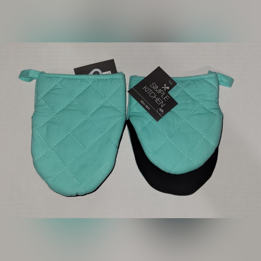 2 Piece Aqua and Black Quilted Oven Mitts